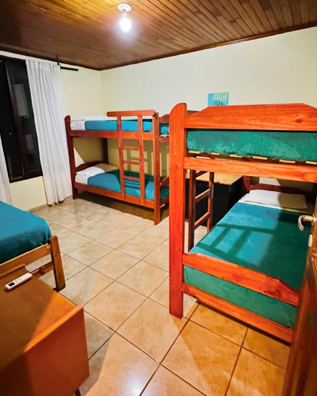 Benteveo Hostel Iguazu ปูแอร์โตอีกวาซู ภายนอก รูปภาพ
